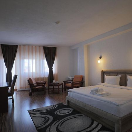 Hotel Denis Pristina Exteriör bild