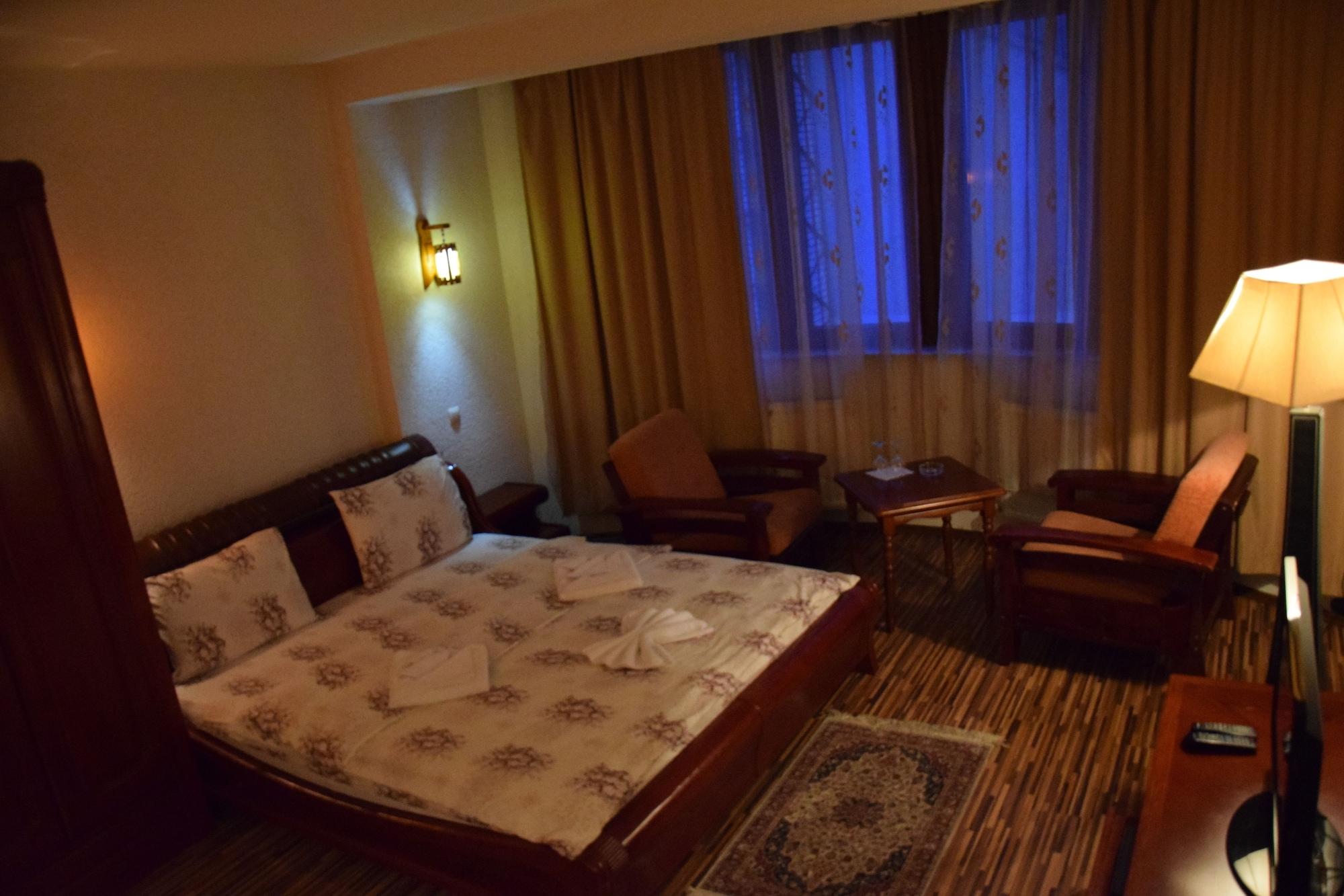 Hotel Denis Pristina Exteriör bild