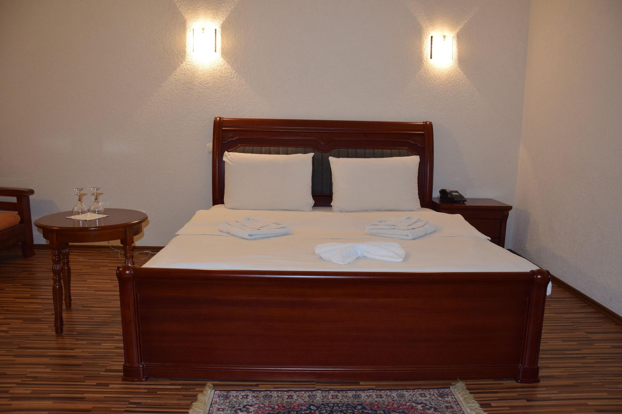 Hotel Denis Pristina Exteriör bild