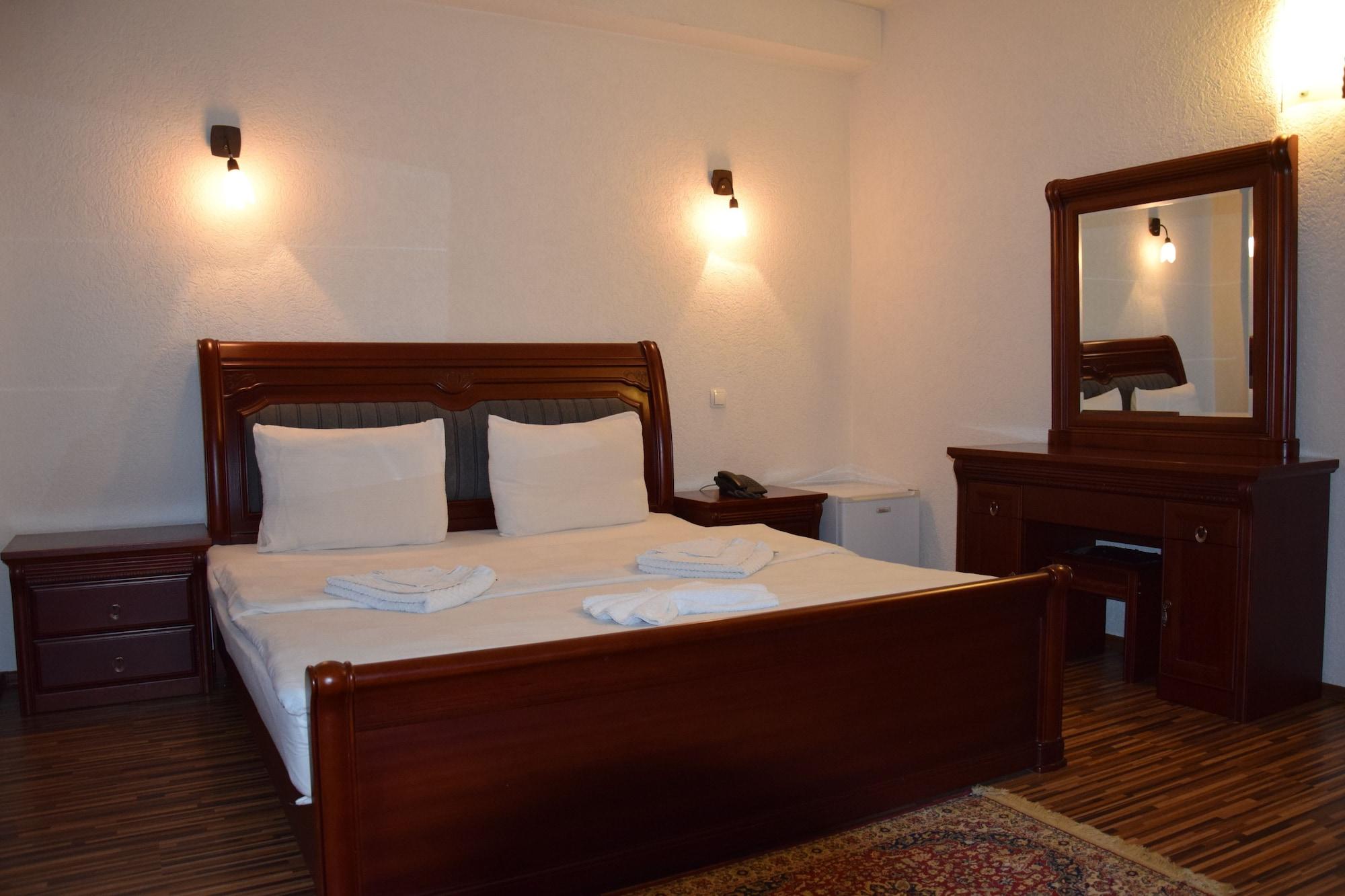 Hotel Denis Pristina Exteriör bild