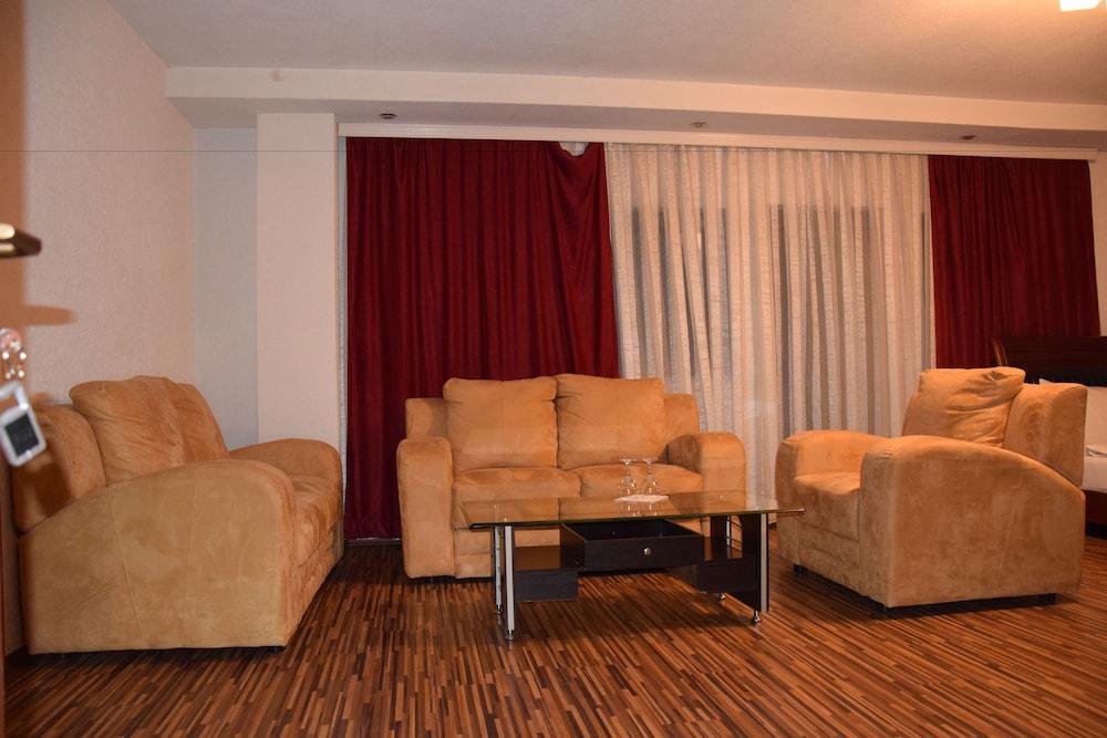 Hotel Denis Pristina Exteriör bild