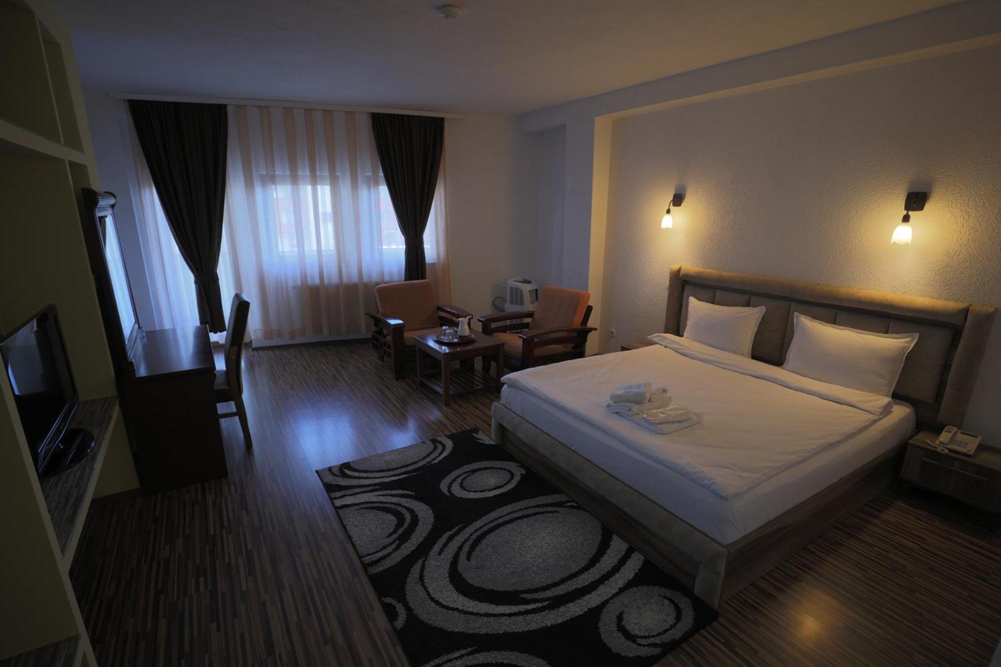 Hotel Denis Pristina Exteriör bild