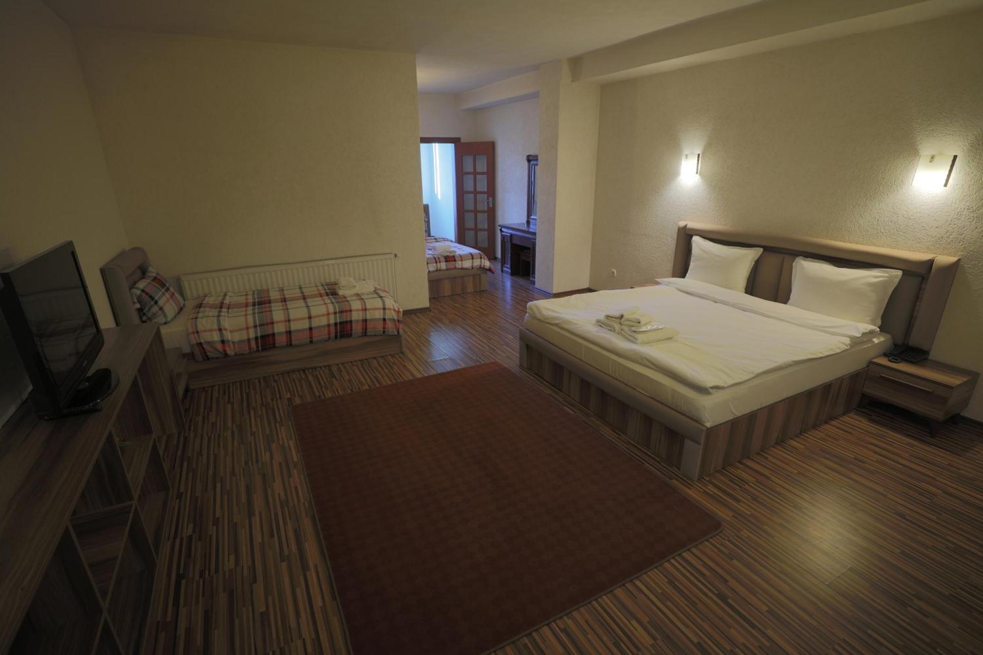 Hotel Denis Pristina Exteriör bild