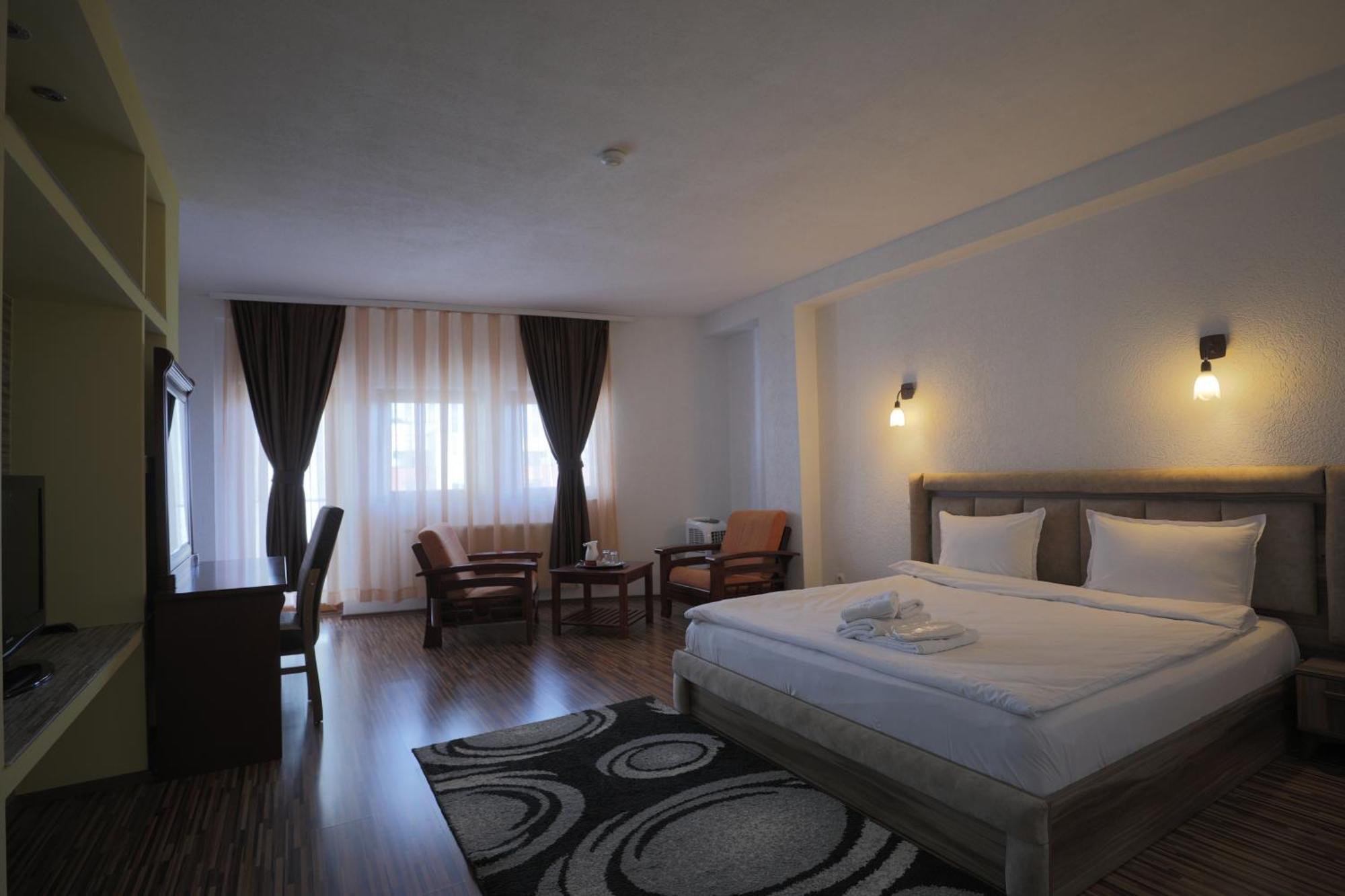 Hotel Denis Pristina Exteriör bild