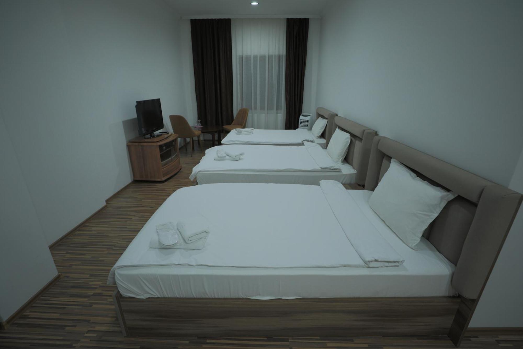 Hotel Denis Pristina Exteriör bild