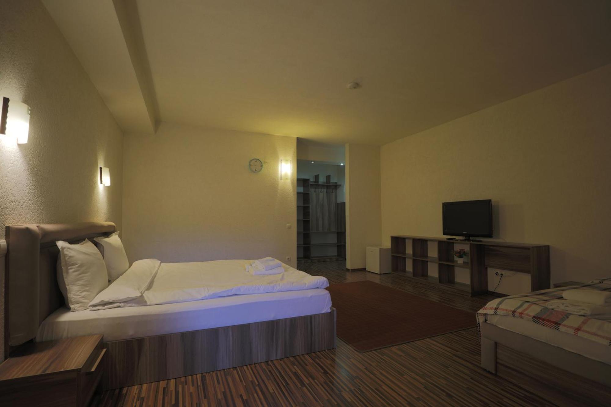 Hotel Denis Pristina Exteriör bild