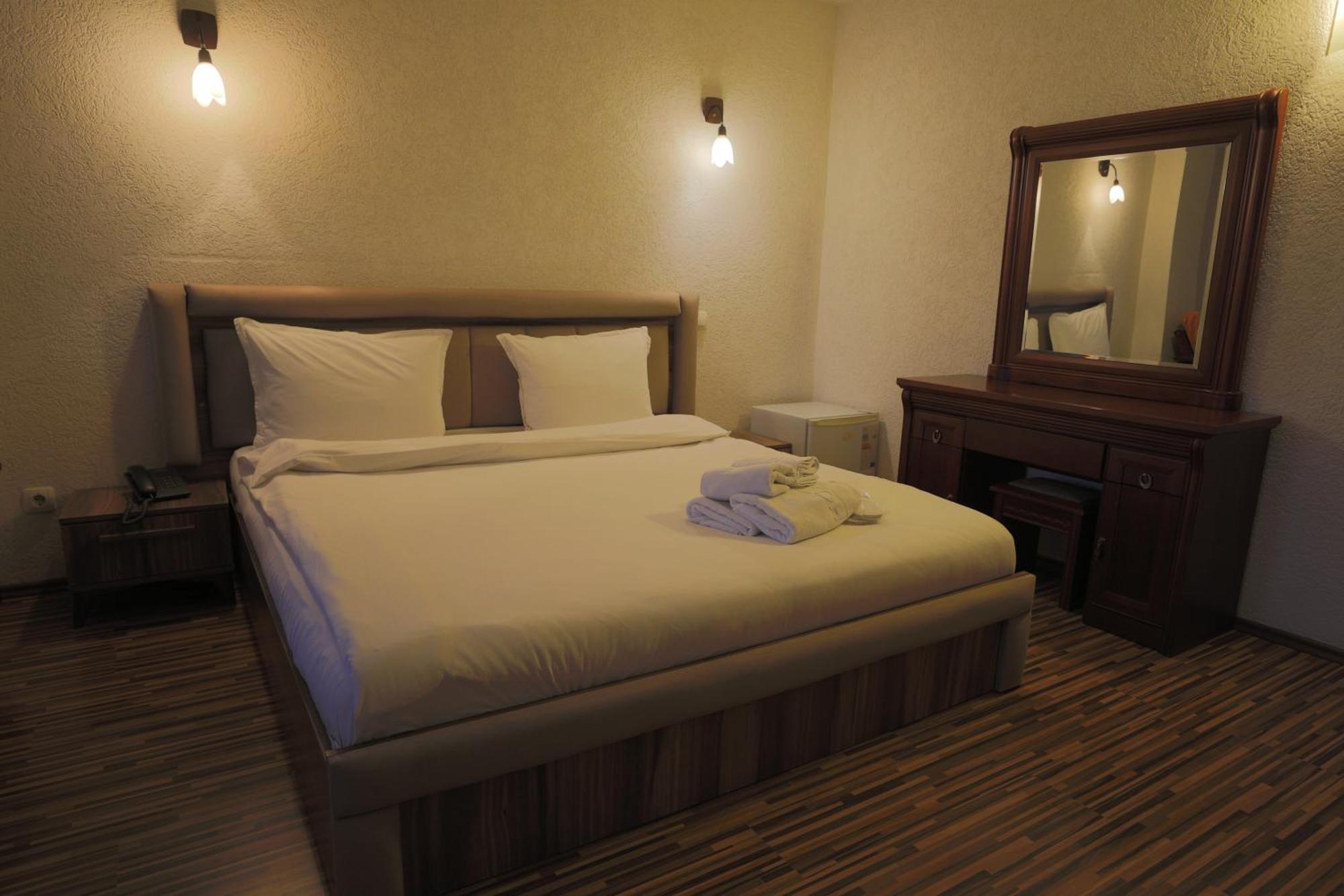 Hotel Denis Pristina Exteriör bild