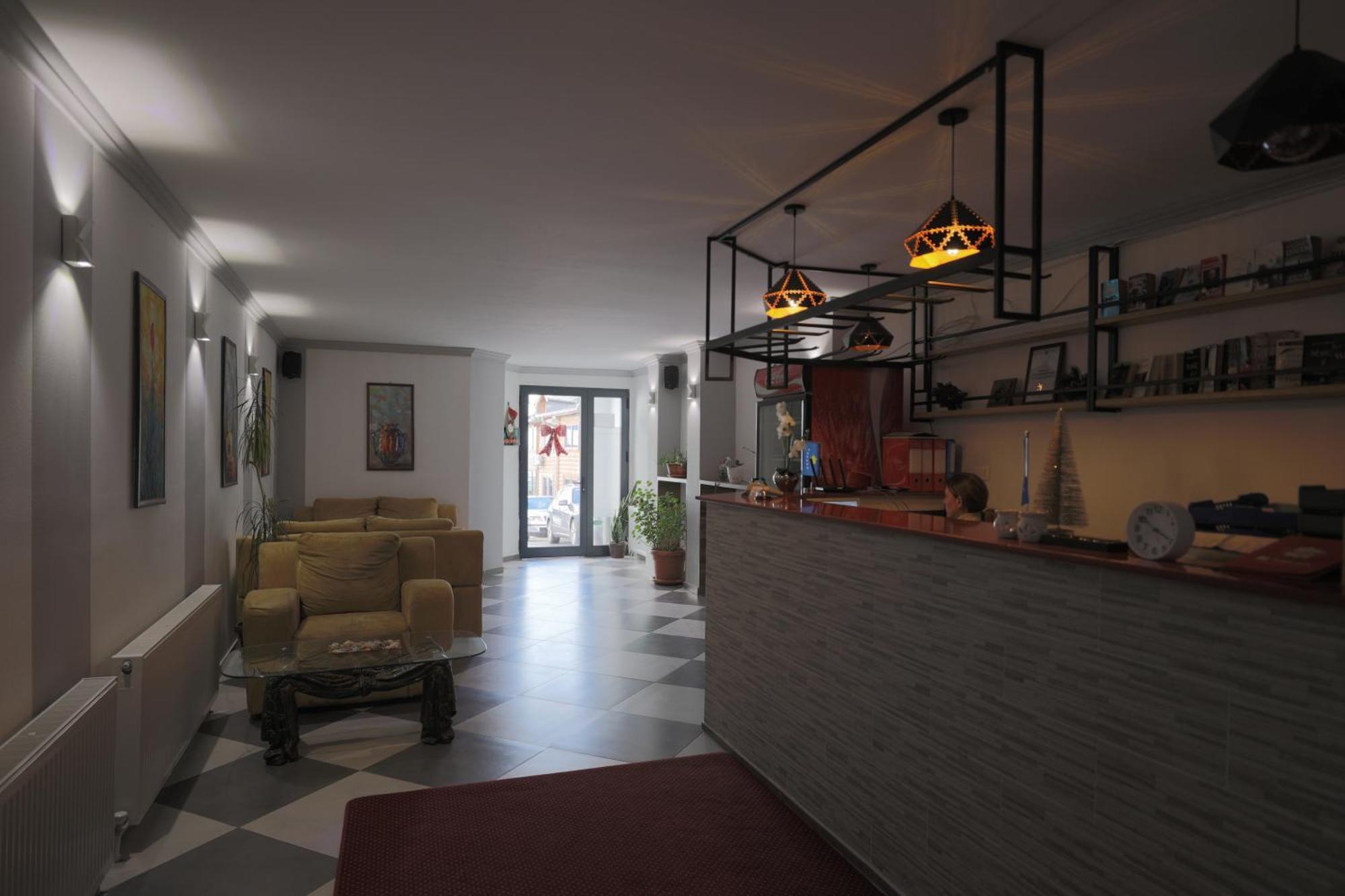 Hotel Denis Pristina Exteriör bild