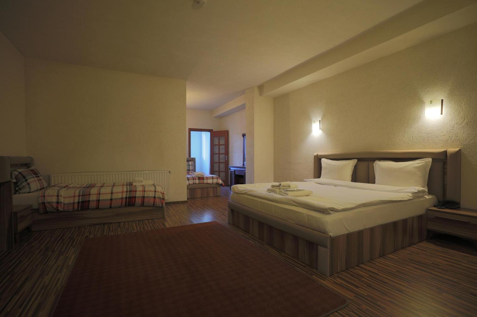 Hotel Denis Pristina Exteriör bild